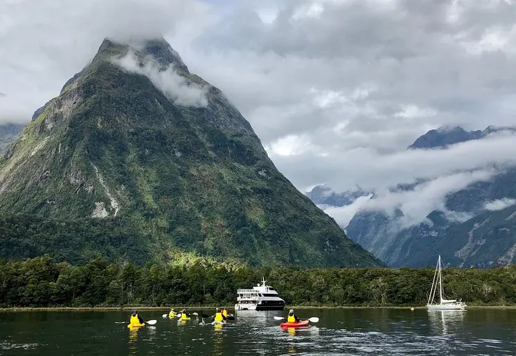Wie meer wil zien van de wereldberoemde Milford Sound, kiest voor een cruise met overnachting