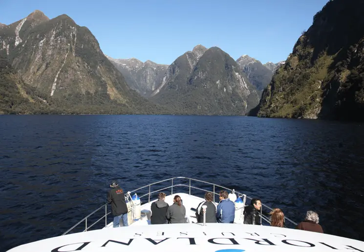 uitzicht vanaf het dek van het cruiseschip, Doubtful Sound, Nieuw-Zeeland uitzicht vanaf het dek van het cruiseschip, Doubtful Sound, Nieuw-Zeeland