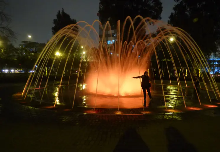 Onze collega Irene onder de fontein in Lima - Peru Onze collega Irene onder de fontein in Lima - Peru