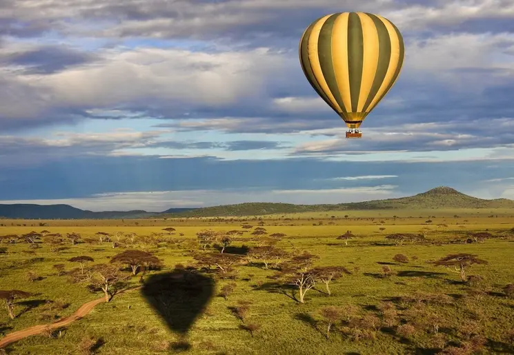 Vlieg met een luchtballon over de Serengeti in Tanzania Vlieg met een luchtballon over de Serengeti in Tanzania