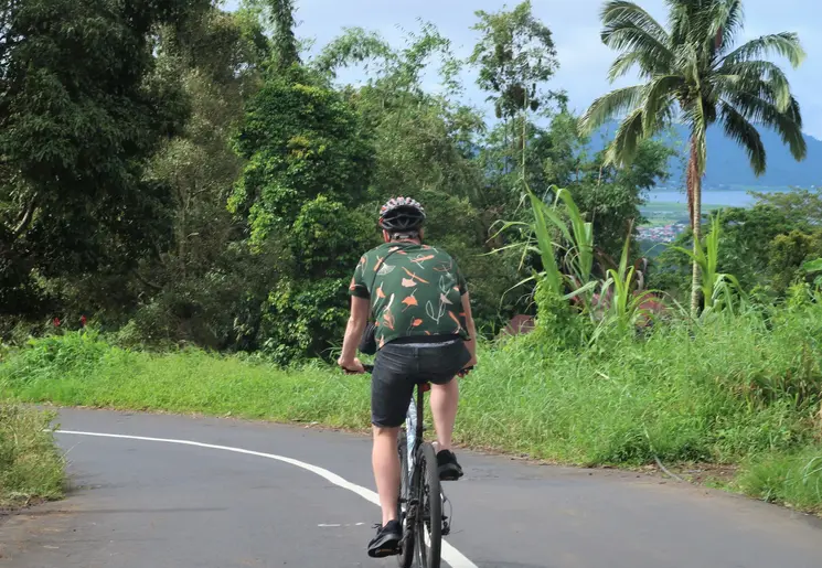 Fiets door de groene omgeving van Tomohon op Sulawesi