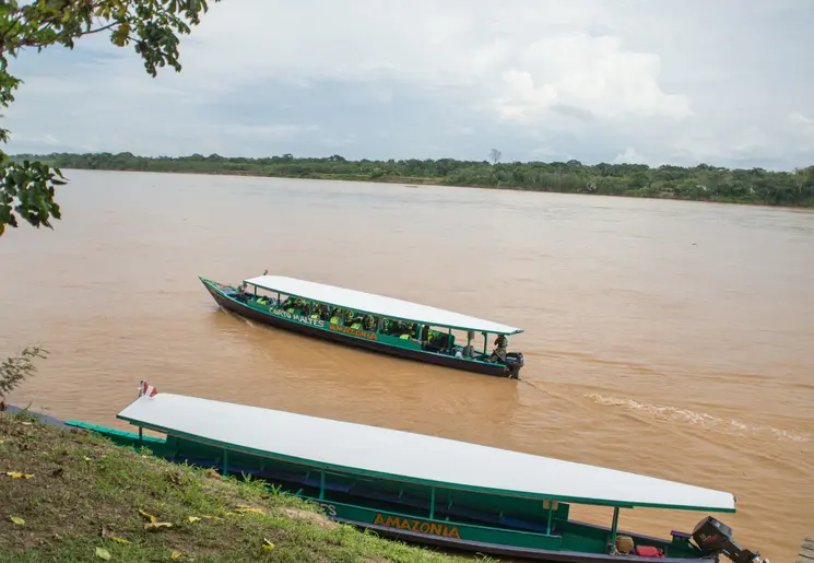 Varen over de rivier in de omgeving van Tambopata National Park, Peru Varen over de rivier in de omgeving van Tambopata National Park, Peru