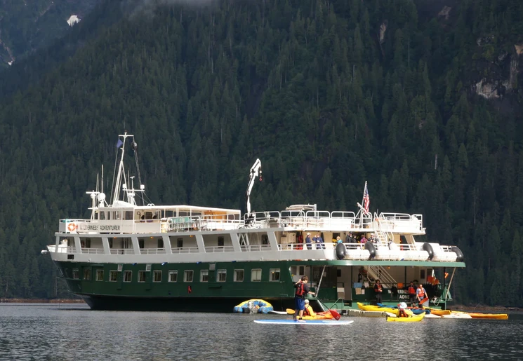 Kanovaren vanaf je expeditieschip, Alaska, Amerika