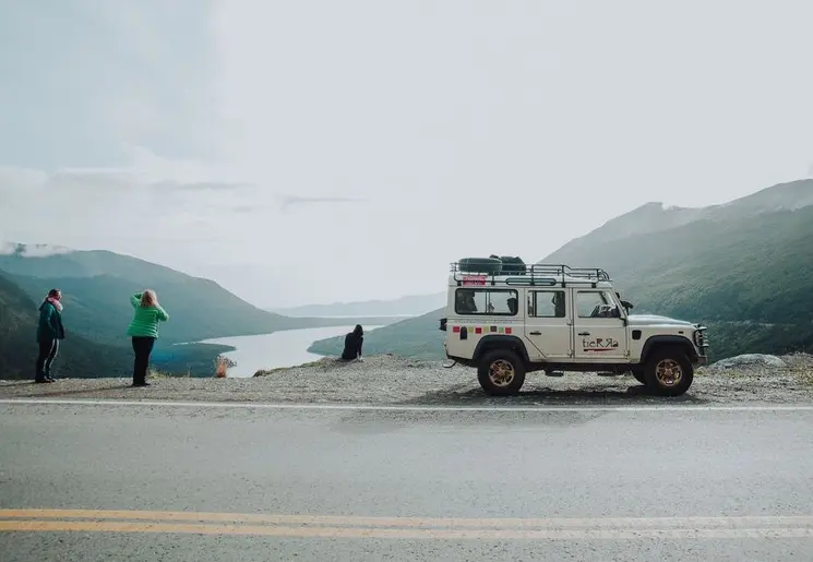 Deze fourwheeldrive tour in Ushuaia gaat over bospaden door het water en door de modder