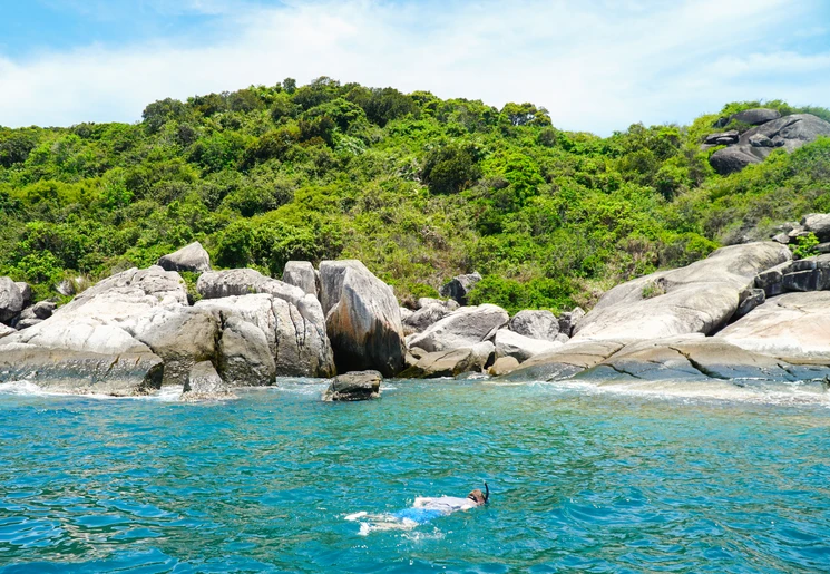 Snorkelen in het water bij Cham eiland, Vietnam Snorkelen in het water bij Cham eiland, Vietnam