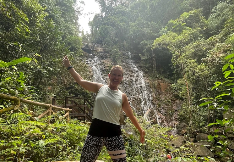 Annet bij de Mahkota-waterval Annet bij de Mahkota-waterval