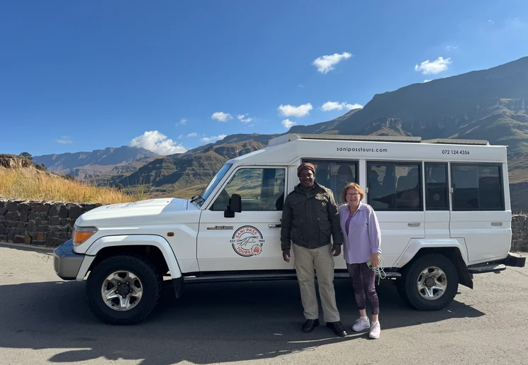 Collega Ingrid met gids Sfiso langs de Sani Pass