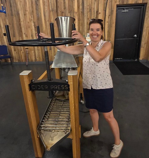 Collega Irene perst haar eigen cider, Manson, USA