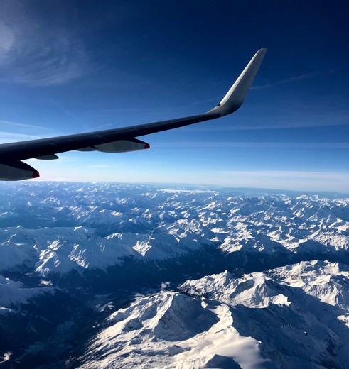 Vlucht boven besneeuwd Alaska, Amerika