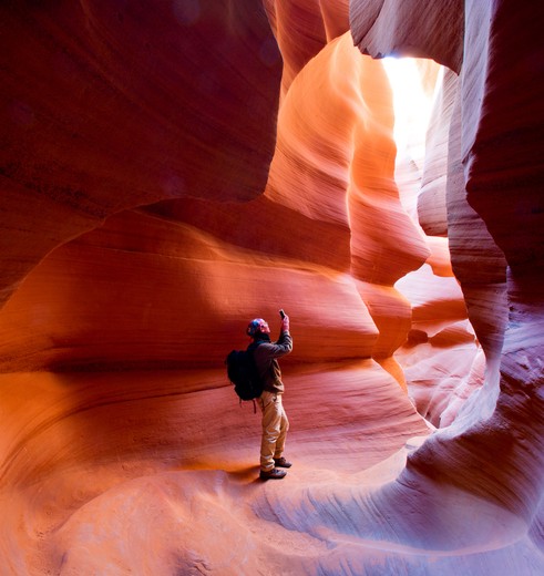 Een toerist in Antelope Canyon in Arizona