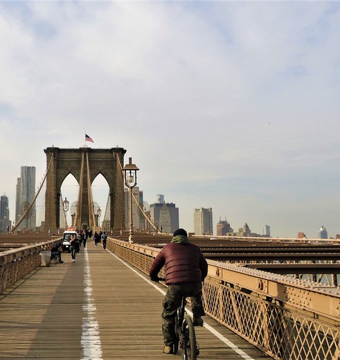 Fietsen over de Brooklyn Bridge in New York Fietsen over de Brooklyn Bridge in New York