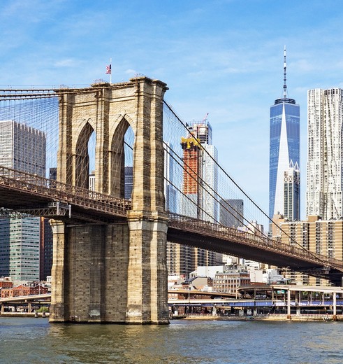 Wandel of fiets over de Brooklyn Bridge in New York City, Amerika