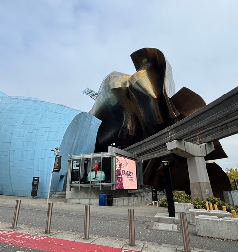 Het bijzondere gebouw van het MoPOP museum in Seattle, USA
