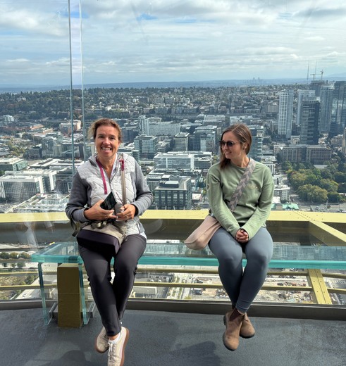 Hoogtevrees op de glazen vloer van de Space Needle, Seattle, Amerika