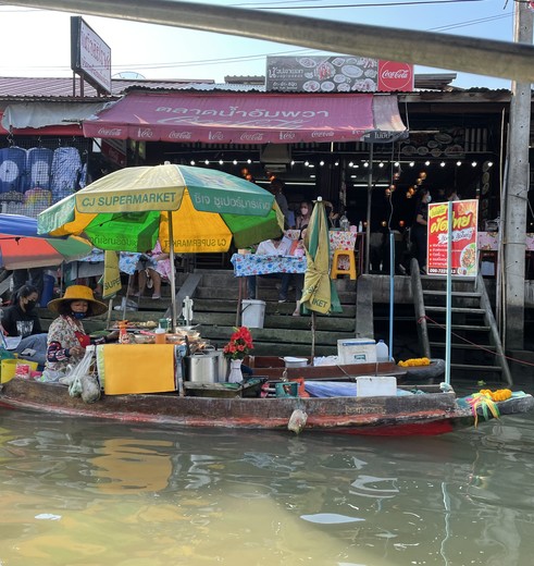 Kleurrijke boot bij de Ampawa Markt bij Bangkok, Thailand