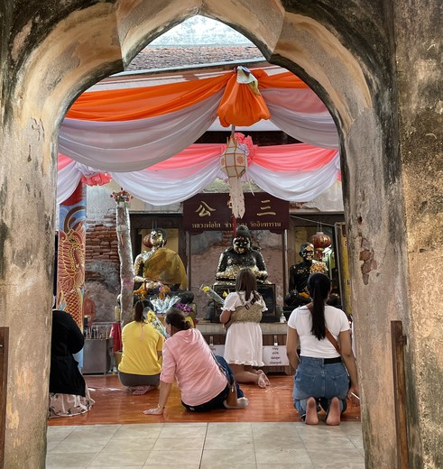 Inkijkje bij een tempel nabij de Ampawa Market van Bangkok, Thailand