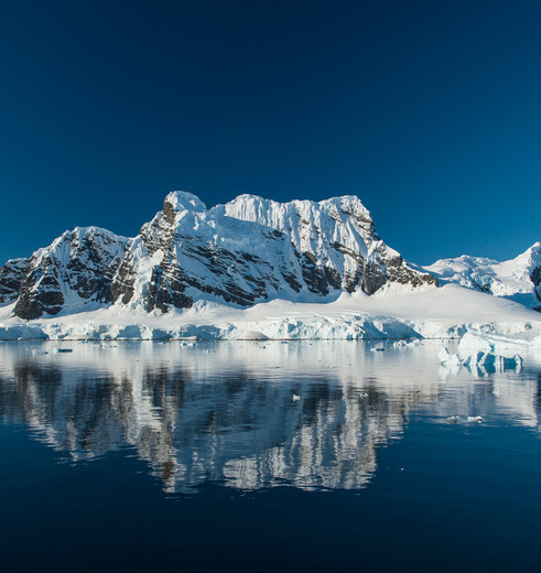 Weerspiegeling-ijsbergen-in-water-Antarctica-cruise