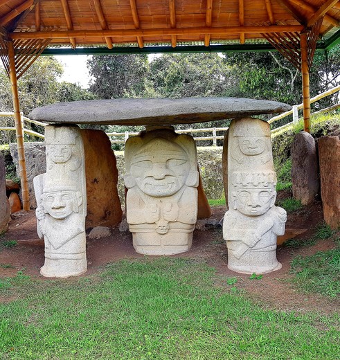 Monolieten in het archeologische park in San Agustin Colombia