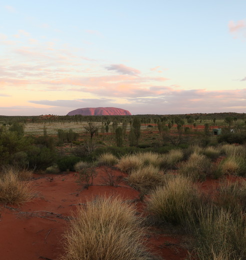 De rode rotsformatie van Uluru, Australië