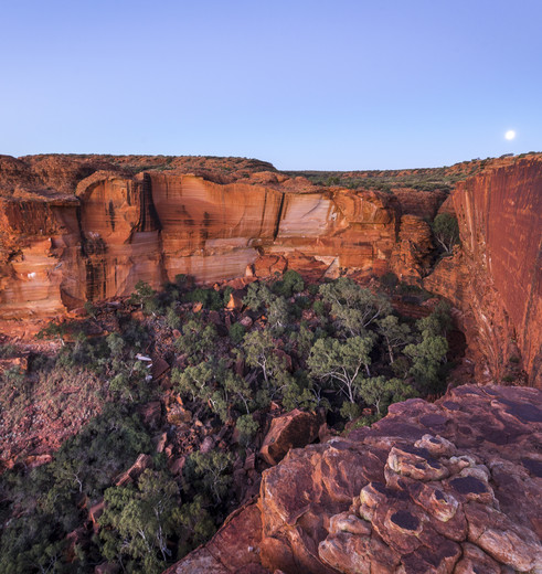 Hoge kliffen en groene dalen bij Kings Canyon, Australië