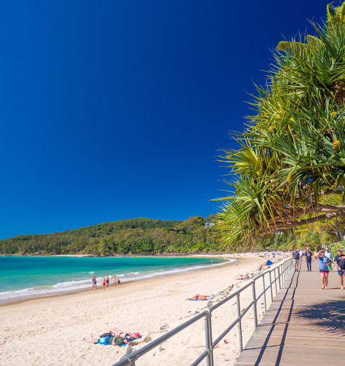 De boulevard langs het strand van Noosa