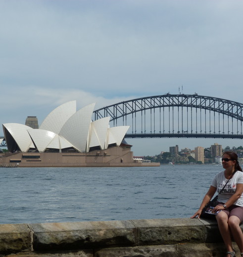 Van Verre medewerkster Irene bij het Sydney Opera House, Australië