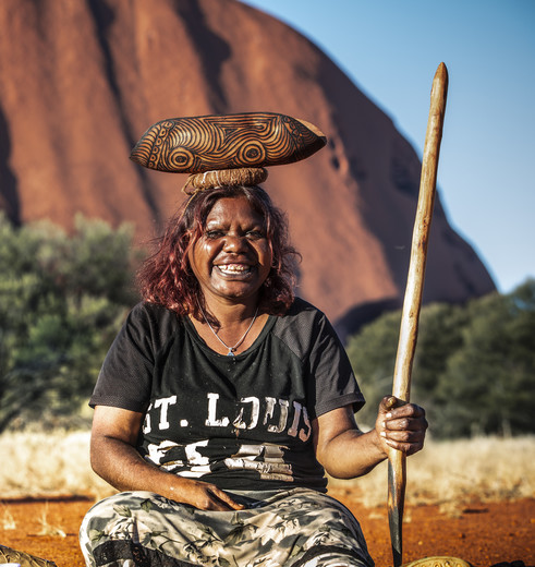 Een Aboriginal in Uluru, Australië