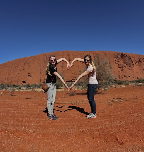 Tieners bij Ayers Rock