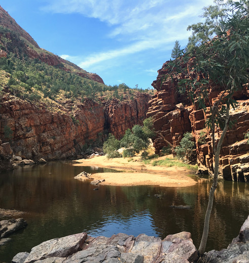 Afkoelen in de dompelbaden van de West MacDonnell Ranges, Australië - © Great Walks of Australia