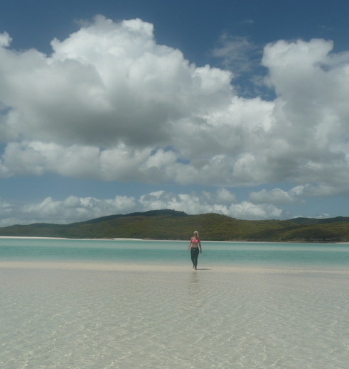 Van Verre medewerker Lisanne lopend door water Whitehaven beach