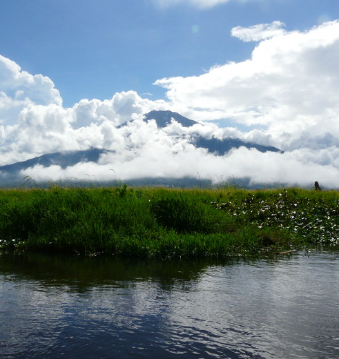 Uitzicht op de vulkaan Gunung Kerinci in het Kerinci Seblat National Park op Sumatra