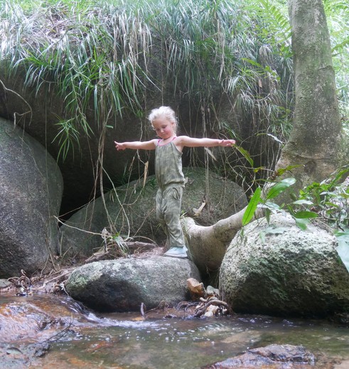 Kindje aan het spelen in Belum Rainforest, Maleisie