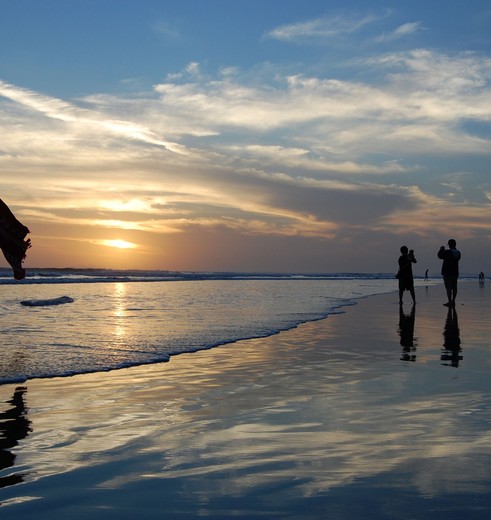 Prachtige zonsondergangen bij Legian op Bali.