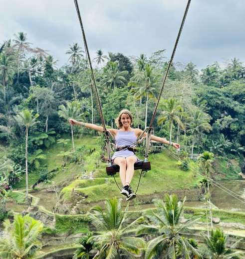 Schommelen boven de rijstvelden op Bali