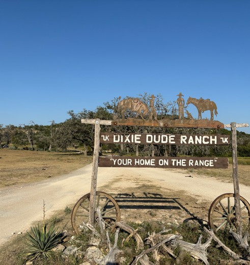 Welkom op de Dixie Dude Ranch in Bandera, Texas, Amerika