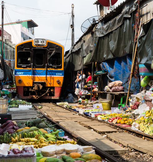 Op de maeklong markt ligt de verkoopwaar op de rails.