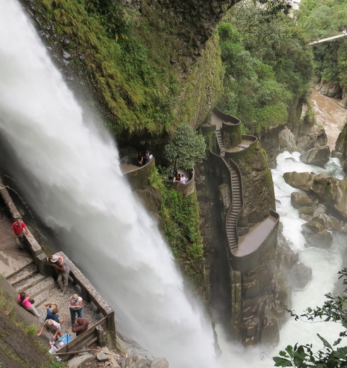 De watervallen langs de route in Banos