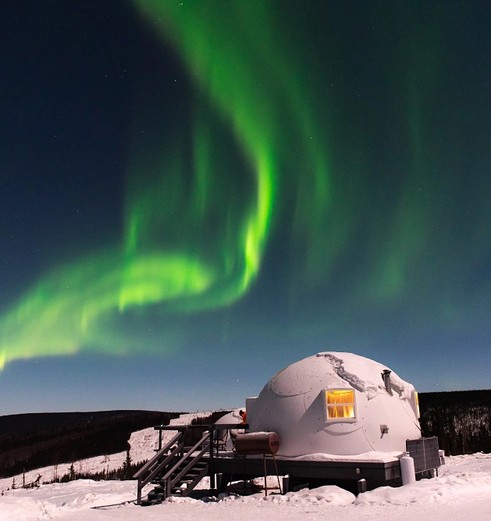 Noorderlicht boven een dome van Borealis Basecamp, nabij Fairbanks, Alaska