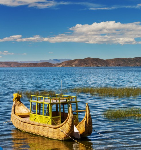 Typische boot op het Titicacameer - Bolivia