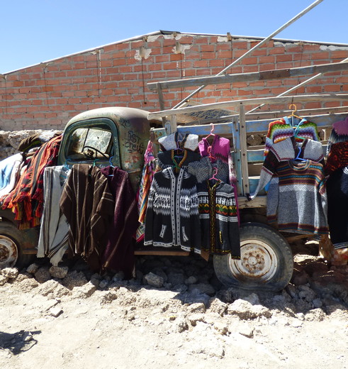 Bolivia-Uyuni-verkoopwaar-kleding-lokale-bevolking_1_362727