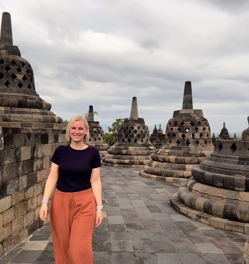 Lisanne bij de Borobudur op Java