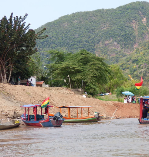Boten op de rivier in Madidi National Park - Bolivia