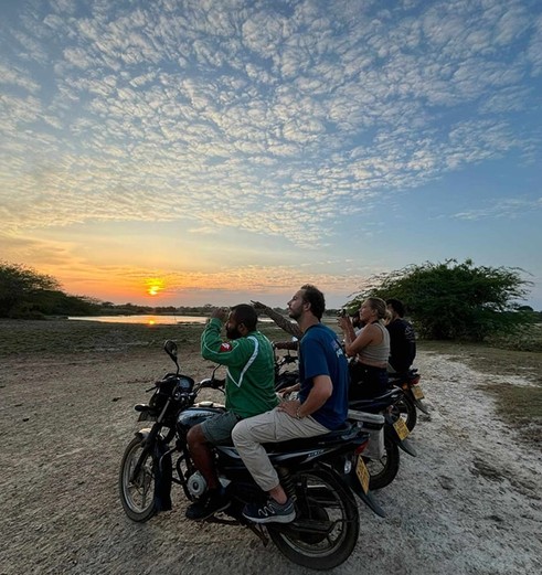 Achter op de motor op Safari in Bundala National Park, Sri Lanka