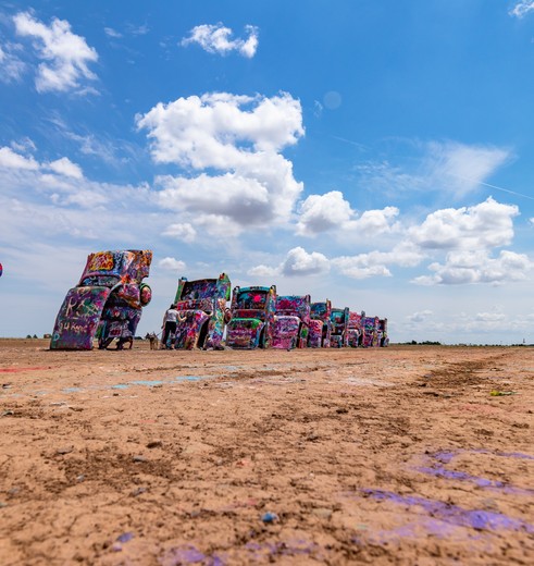 Kunstwerk van oude cadillacs: Cadillac Ranch in Texas, Verenigde Staten