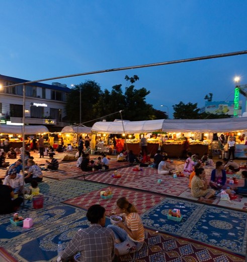 Eten op de gezellige nachtmarkt van Phnom Penh, Cambodja