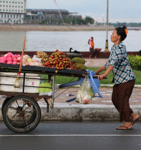 Straatverkoopster in Phnom Penh