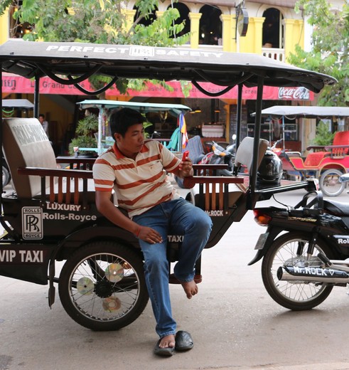 Neem een tuktuk om de stad Siem Reap te ontdekken