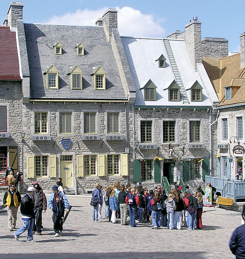 Karakteristieke gebouwen op het centrale plein van de oude stad Québec City, Canada
