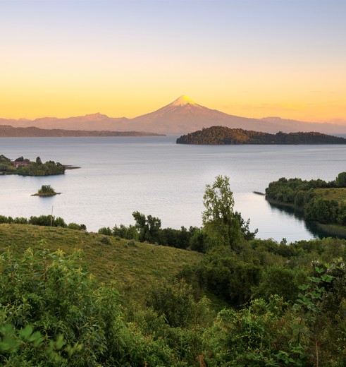Chili-Lake-Llanquihue-met-Osorno-Volcano-en-Puntiagudo-Volcano