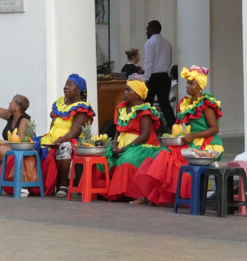 Lokale vrouwen verkopen fruit in Cartagena